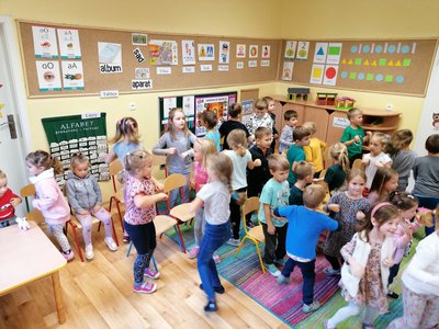 Duż grupa dzieci tańczy