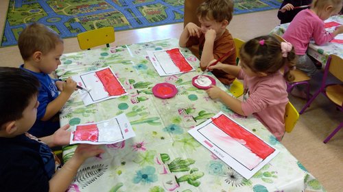 Dzieci malują flagę Polski